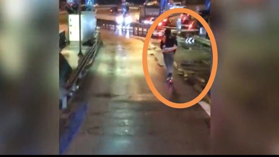Follia in autostrada: esce dal casello in monopattino