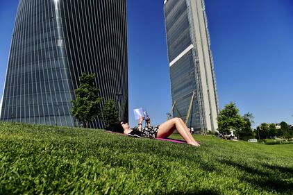 Temperature bollenti a Milano. Si prende il sole ai giardini di Citylife 6