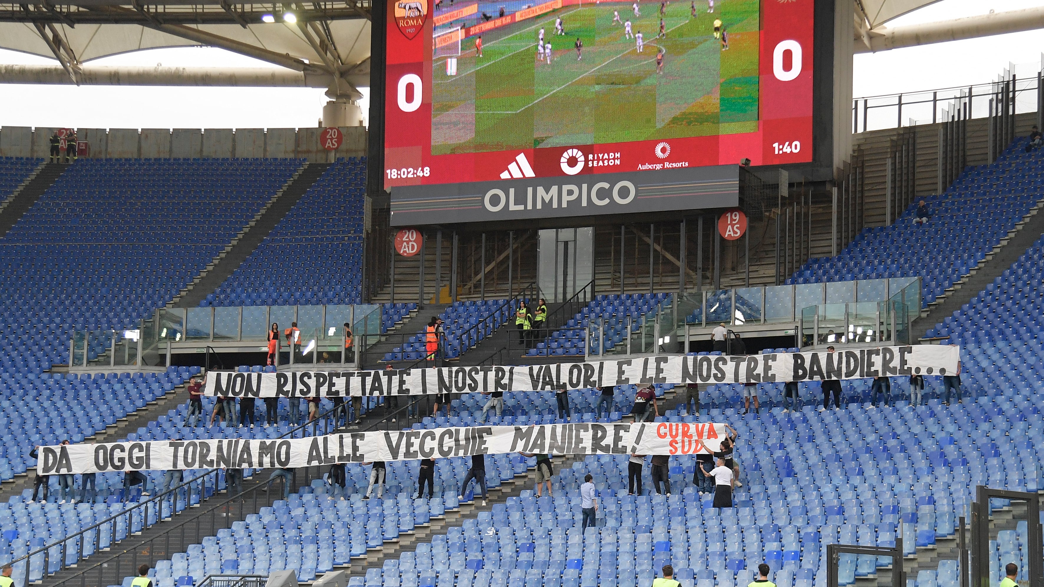 Roma, protesta la Curva Sud: spalti vuoti per mezz’ora