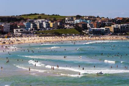 Gli australiani non pensano al coronavirus: in migliaia in spiaggia 2
