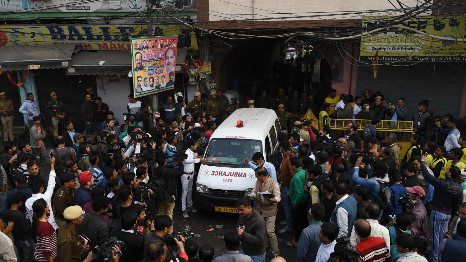 New Delhi, incendio divampa in fabbrica: 43 i morti