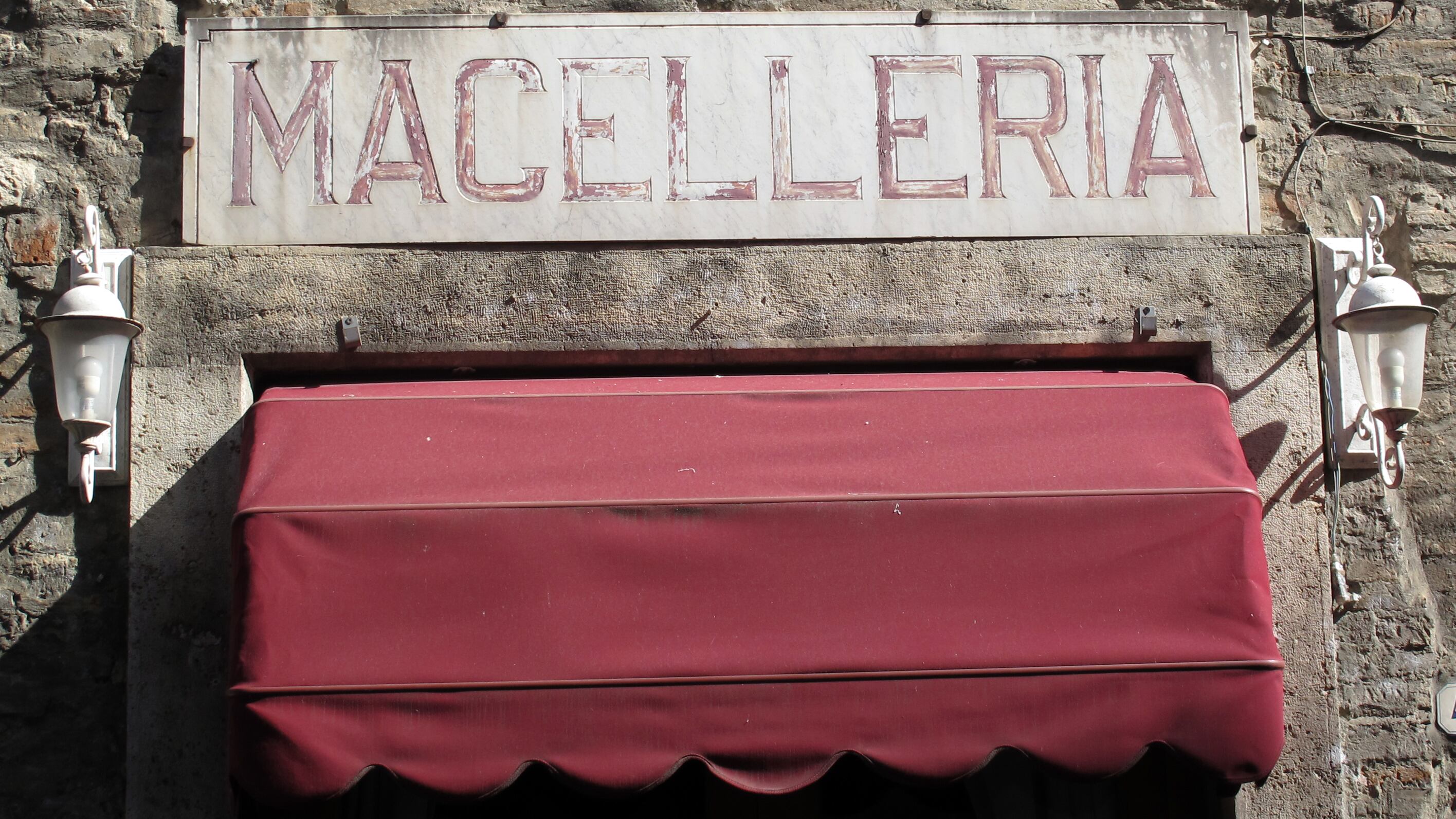 Macelleria asiatica infestata dalle blatte e con carne avariata