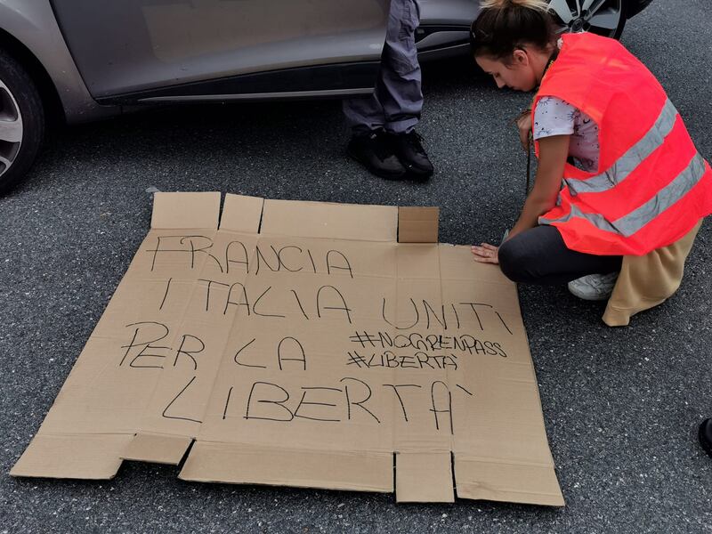 Corteo no pass italo francese alla barriera dell'A10 di Ventimiglia 7