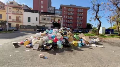 Palermo sommersa dai rifiuti: materassi e motorini in discarica 5