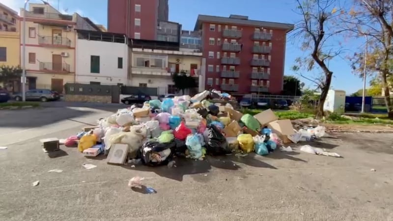 Palermo sommersa dai rifiuti: materassi e motorini in discarica 5