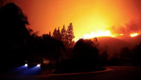 Incendi in California, ordine di evacuazione per Malibù 1