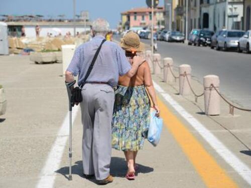 A 90 anni chiede il divorzio per andare con l'amante. La moglie: "Dimmi che è uno scherzo..."