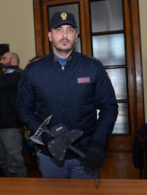 Naziskin, l'arsenale trovato nella sede di Varese 3
