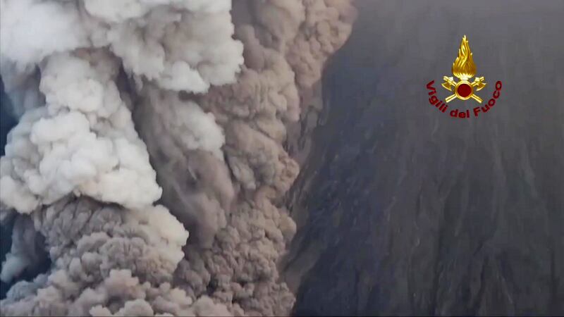 Stromboli in eruzione: l'enorme colonna di nube e cenere fin sul mare 2