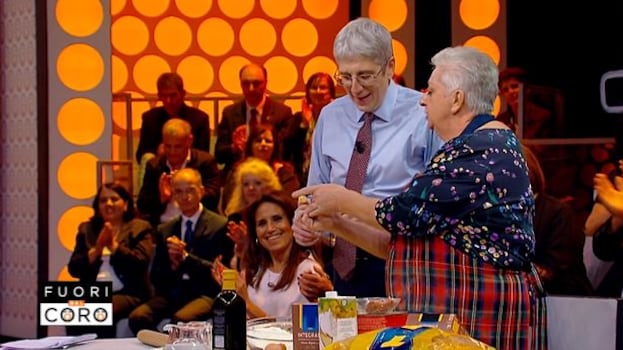 Polemica sui tortellini, Mario Giordano li prepara in studio a "Fuori dal Coro"