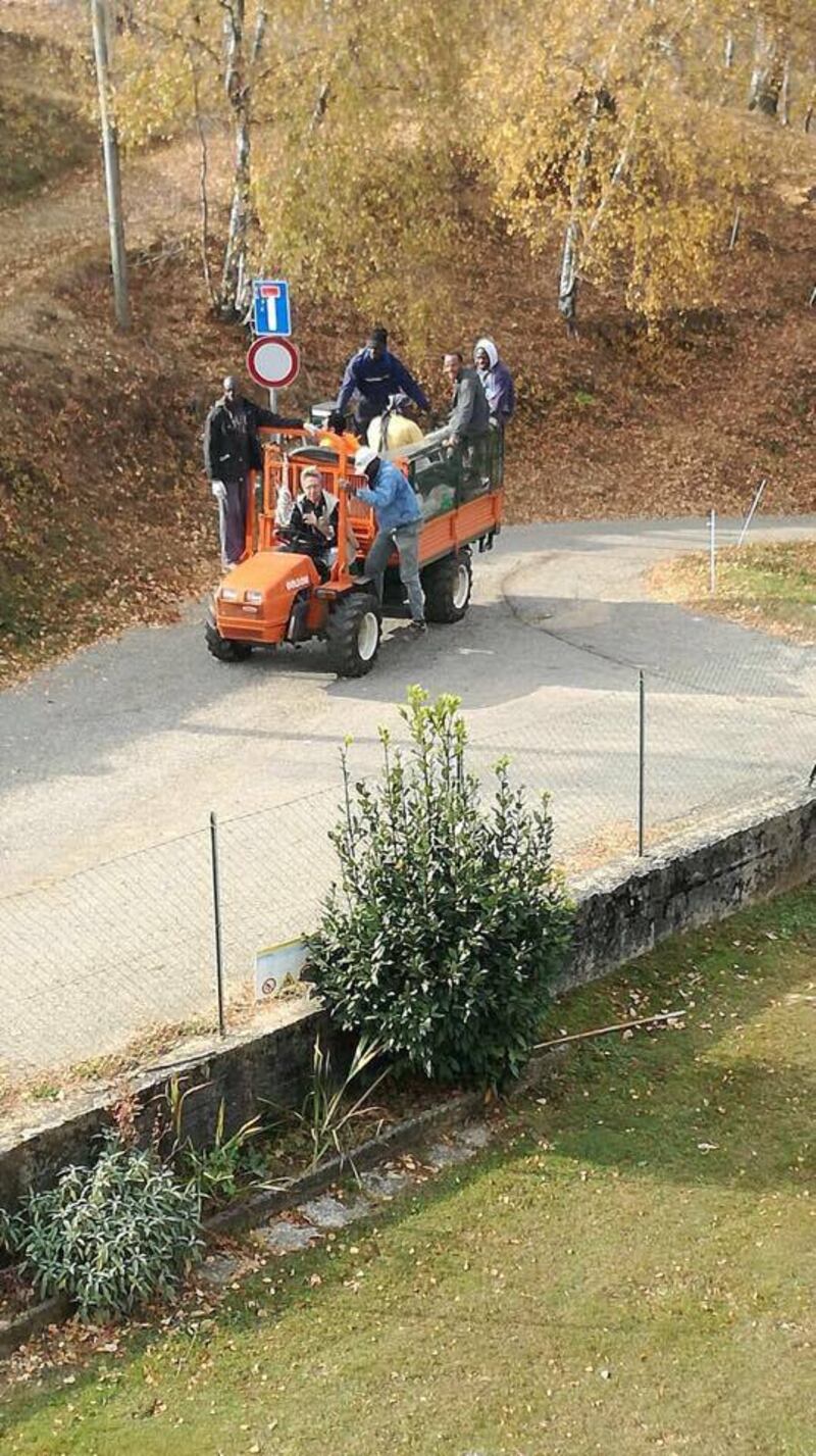 Migranti sul trattore a Pettinengo
