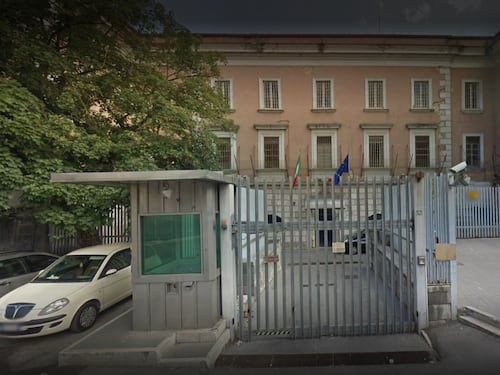 Calci alla testa e al torace agente massacrato di botte in carcere
