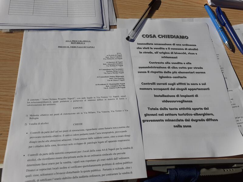 Napoli, cittadini in strada per denunciare le promesse non mantenute dal sindaco 6