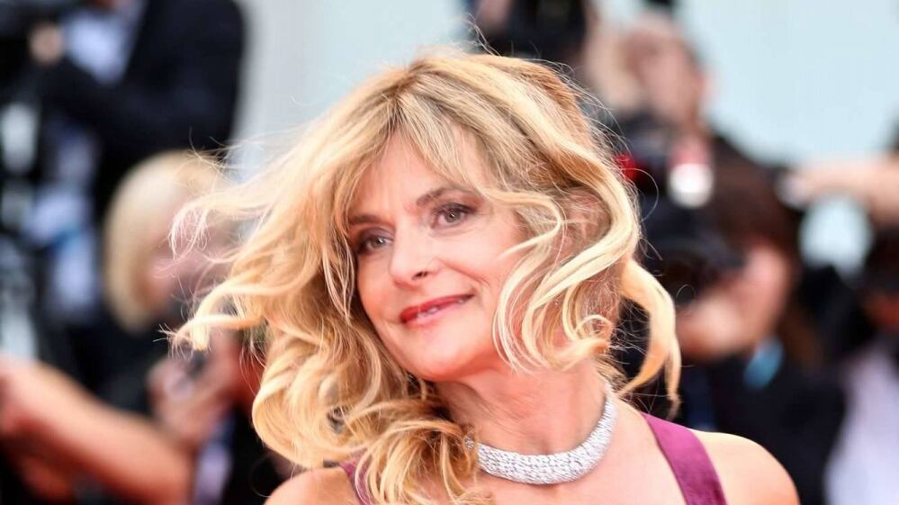 Nastassja Kinski lancia un bicchiere di vino rosso a un giornalista