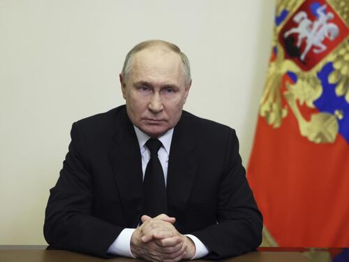 "Barbaro attacco nazista. Chi c'è dietro pagherà" L'ira di Putin in diretta tv (e sarà escalation su Kiev)