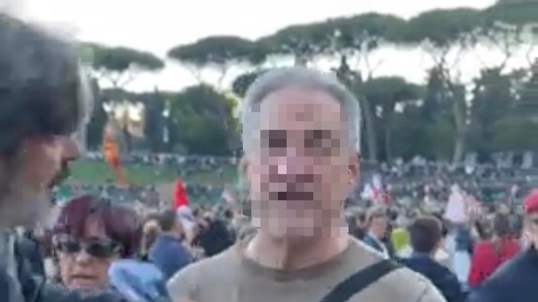 "Denuncerò". E il no vax dà una testata alla Lucarelli
