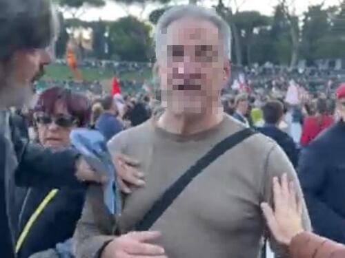 "Denuncerò". E il no vax dà una testata alla Lucarelli
