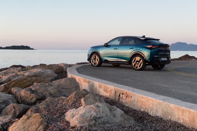 Peugeot e-3008: guarda tutte le foto 14