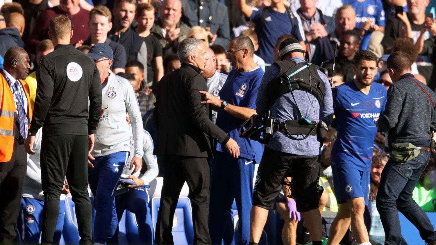 Chelsea-United, un collaboratore di Sarri provoca Mourinho: rissa sfiorata