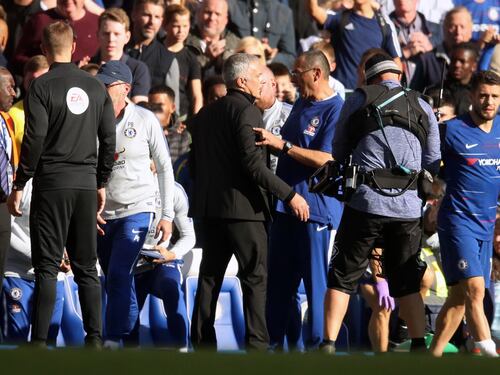 Chelsea-United, un collaboratore di Sarri provoca Mourinho: rissa sfiorata
