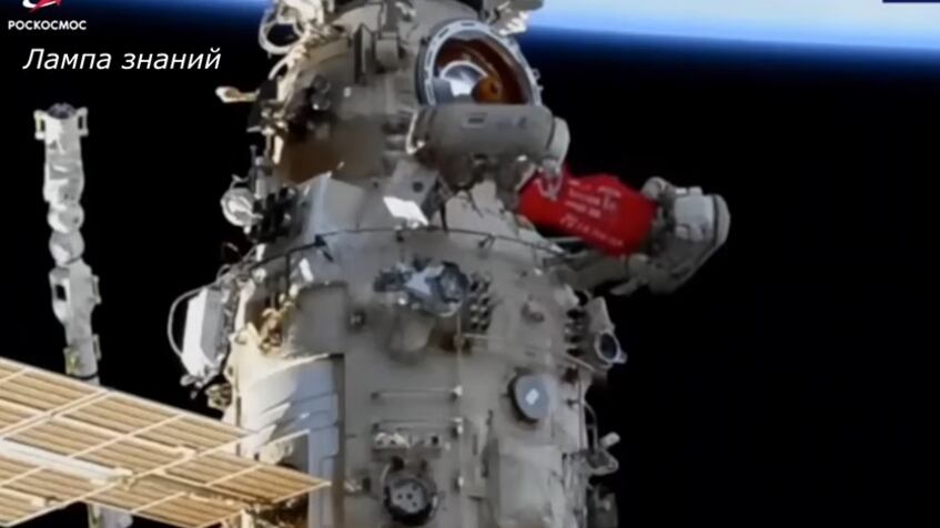 Blitz dei cosmonauti russi sulla Iss: esposto il vessillo dell'Urss