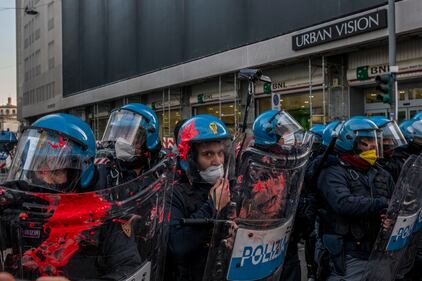 Scontri tra studenti e forze dell'ordine sotto la sede di Assolombardia a Milano 2