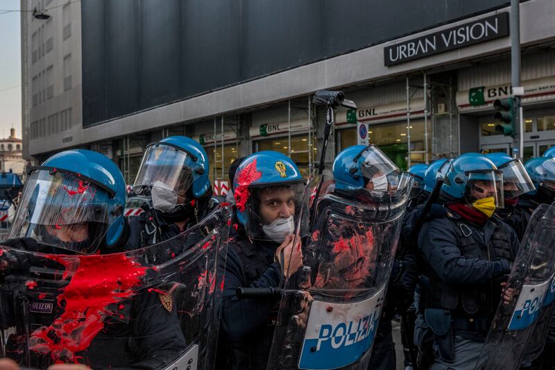 Scontri tra studenti e forze dell'ordine sotto la sede di Assolombardia a Milano 2