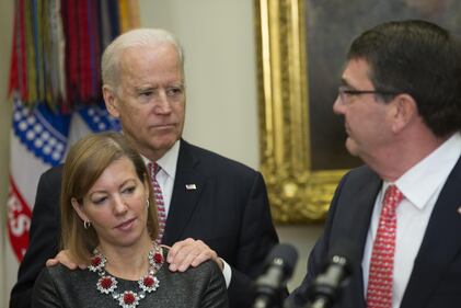 Le carezze di Biden alla moglie del ministro 4