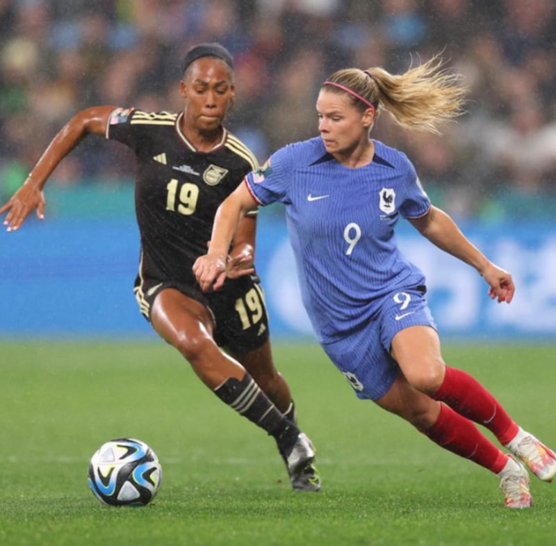 Eugénie Le Sommer a duello con Tiernny Wiltshire (via Fifa)