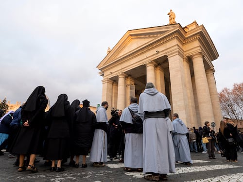Folla di fedeli per Benedetto XVI: la coda alla camera ardente in San Pietro