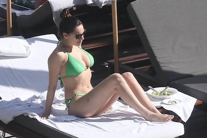 Kelly Brook nella vasca, lato B in evidenza 1