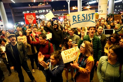 Proteste negli aeroporti contro Trump: "No al bando dei musulmani" 12