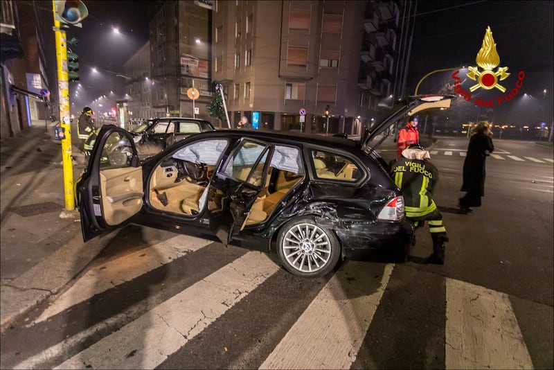 Pauroso incidente stradale tra due auto in viale Bligny, a Milano 1