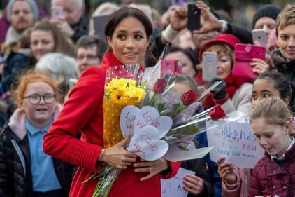 Meghan Markle in rosso per un poeta: foto 5