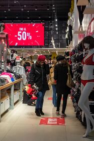 Milano, primo giorno di saldi  7