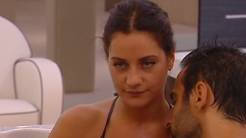 Grande Fratello 14, baci e nudi bollenti nell'idromassaggio 10