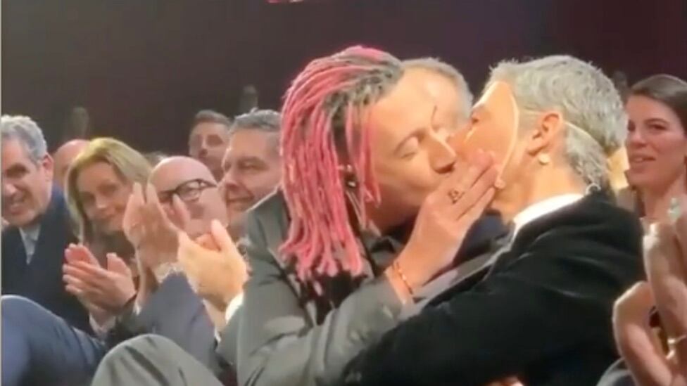 Al Festival 2020 Fiorello bacia tutti