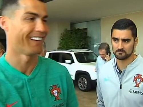 CR7 autografa una maglia del Real e scherza: "Non ce l'hai della Juve?"