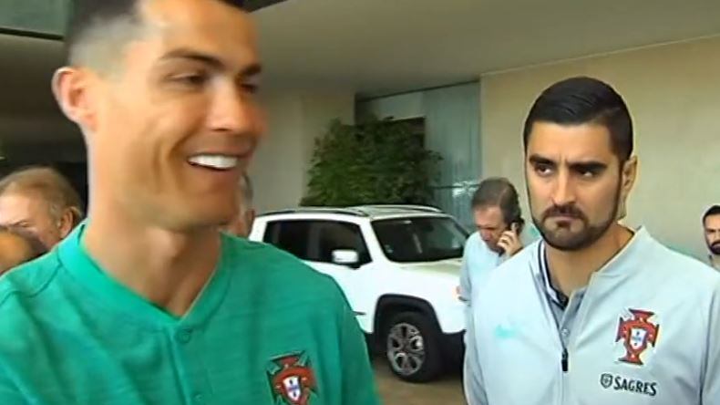 CR7 autografa una maglia del Real e scherza: "Non ce l'hai della Juve?"