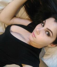 Valentina Nappi sensuale a letto 2