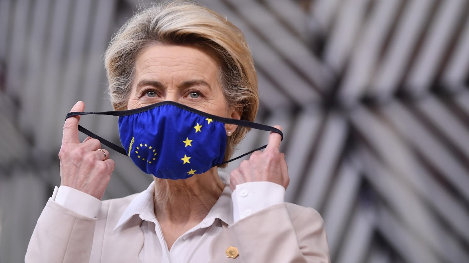 Mea culpa di von der Leyen sulle forniture. E l'Europa supera il mezzo milione di vittime