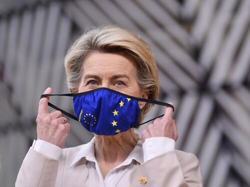 Mea culpa di von der Leyen sulle forniture. E l'Europa supera il mezzo milione di vittime