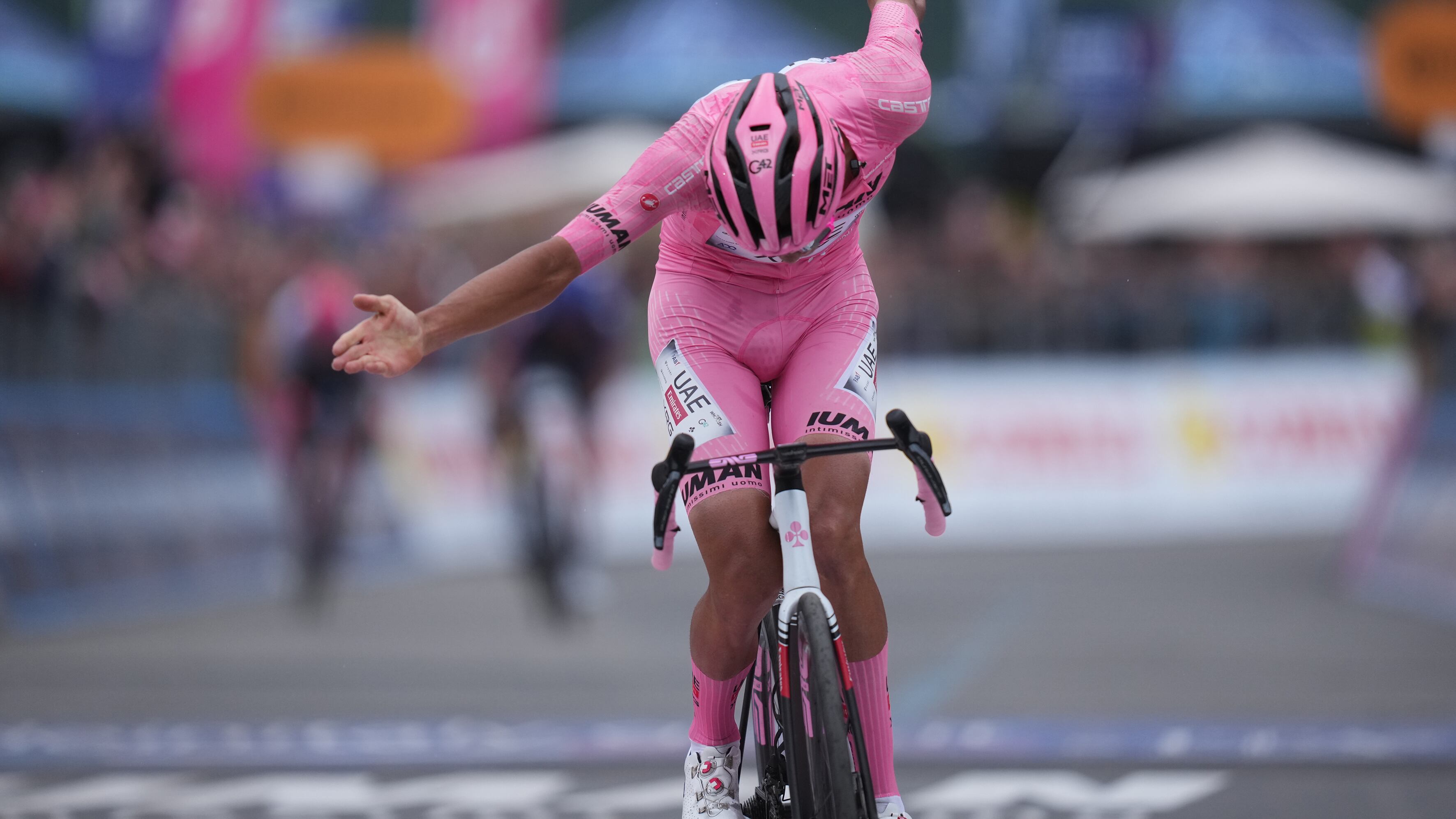 Giro d’Italia, grande prova di forza della maglia rosa. Del Toro vince e convince a Bormio