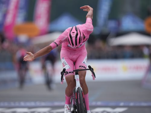 Giro d’Italia, grande prova di forza della maglia rosa. Del Toro vince e convince a Bormio