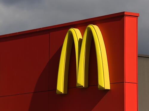 Maxi rissa a Roma: in 20 si affrontano in McDonald’s. Due feriti