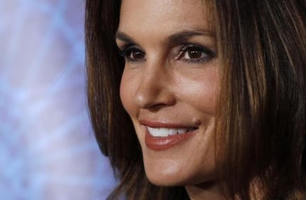 Cindy Crawford hot, in topless e jeans per Vogue 27
