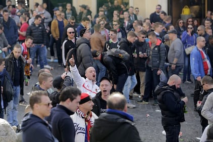 I tifosi del Feyenoord assaltano la Barcaccia di piazza di Spagna 7