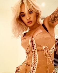 Rita Ora topless su Instagram 9