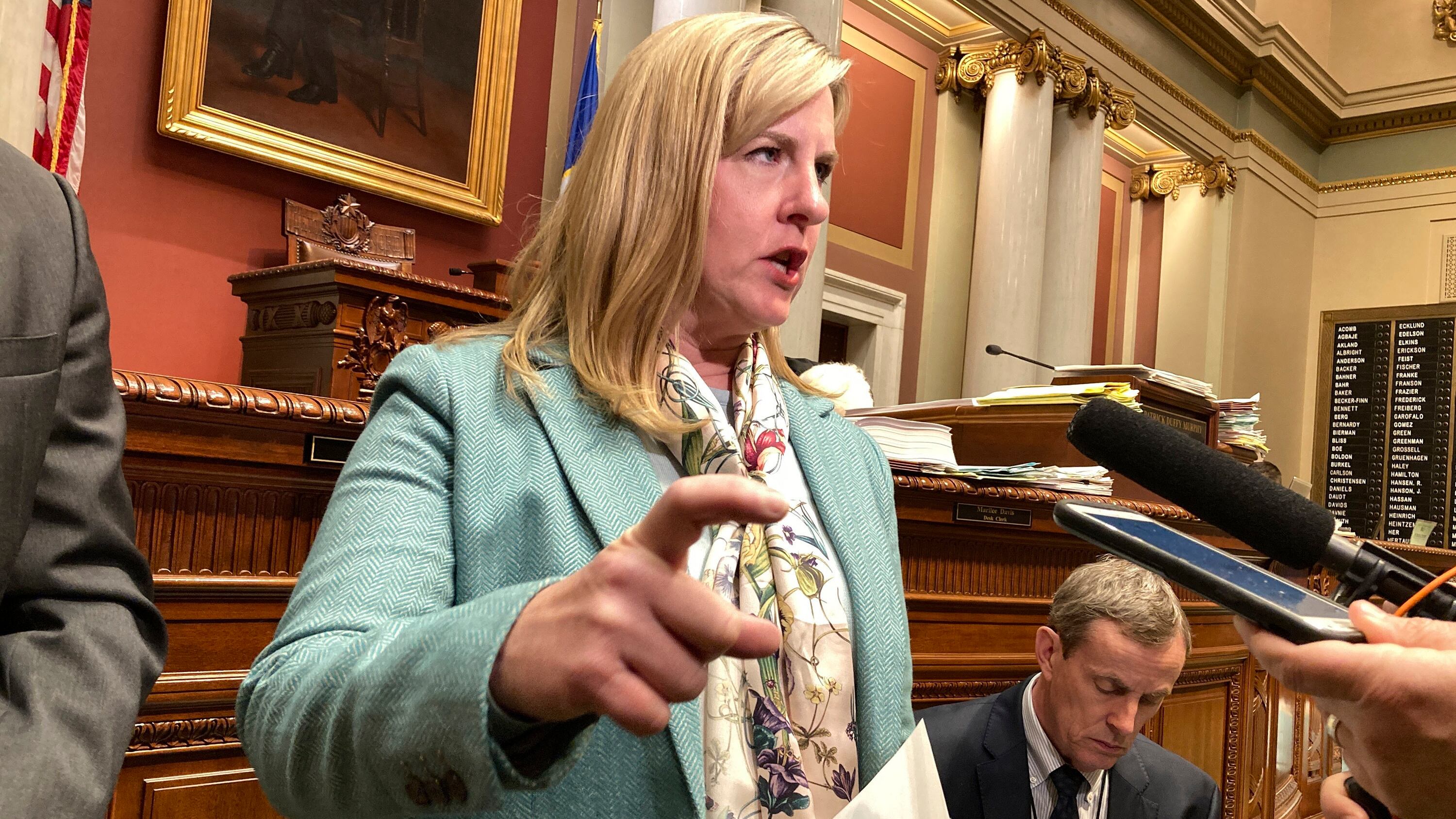 Si finge poliziotto e spara a due politici locali: uccisa l'ex speaker della Camera Melissa Hortman