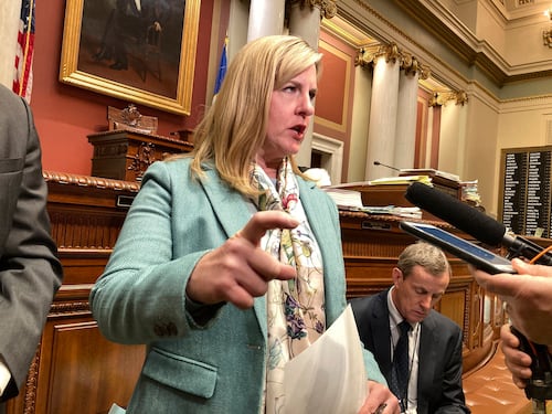 Si finge poliziotto e spara a due politici locali: uccisa l'ex speaker della Camera Melissa Hortman
